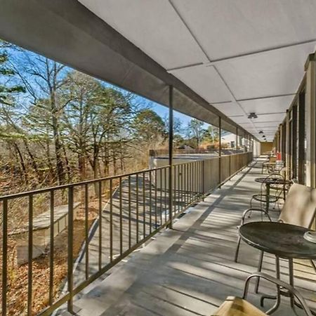 Stonegate Lodge King Bed, Wifi, 50In Roku Tv, Salt Water Pool Room #108 Eureka Springs Exteriör bild