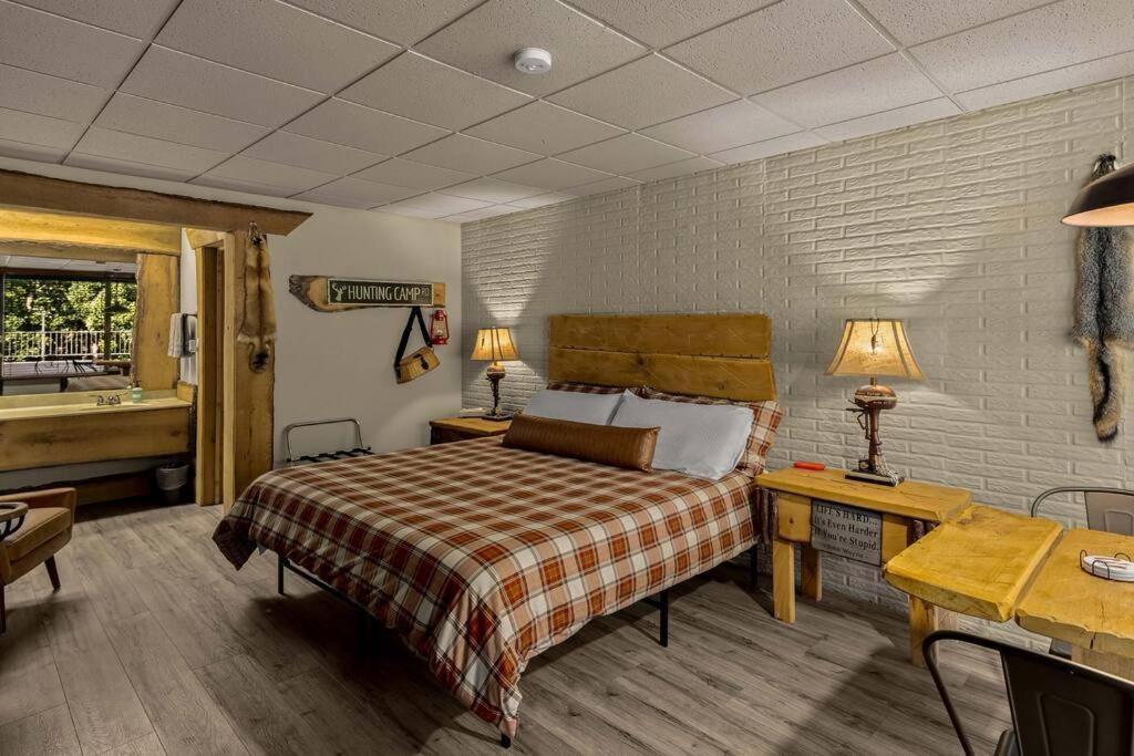 Stonegate Lodge King Bed, Wifi, 50In Roku Tv, Salt Water Pool Room #108 Eureka Springs Exteriör bild