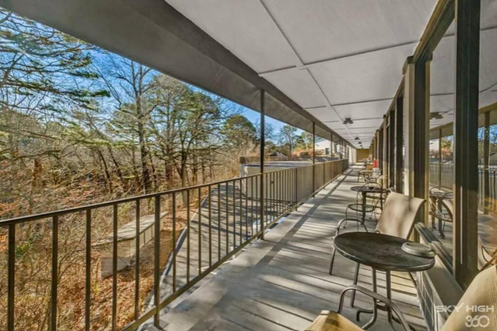 Stonegate Lodge King Bed, Wifi, 50In Roku Tv, Salt Water Pool Room #108 Eureka Springs Exteriör bild