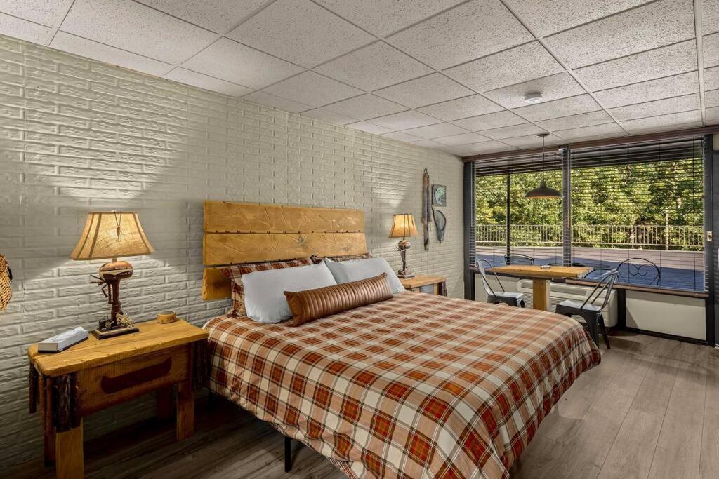 Stonegate Lodge King Bed, Wifi, 50In Roku Tv, Salt Water Pool Room #108 Eureka Springs Exteriör bild