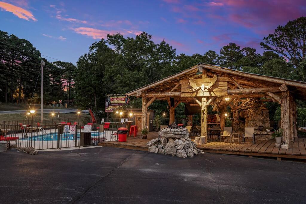 Stonegate Lodge King Bed, Wifi, 50In Roku Tv, Salt Water Pool Room #108 Eureka Springs Exteriör bild
