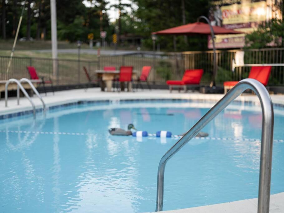 Stonegate Lodge King Bed, Wifi, 50In Roku Tv, Salt Water Pool Room #108 Eureka Springs Exteriör bild